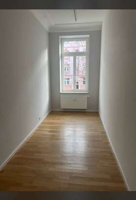 Zimmer: Ein helles und unmöbliertes Zimmer mit ca. 10 m² in einer Wohnung mit 2 Badezimmern, 1 Dusc