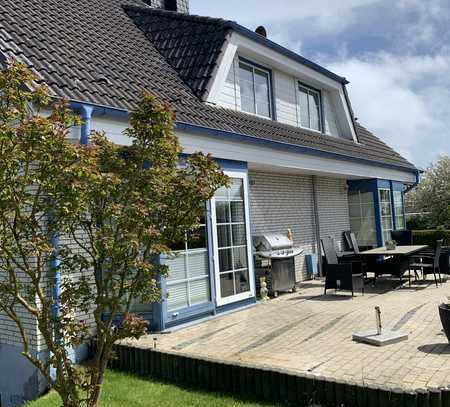 Klein-Waabs-Ostsee: 2-Familienhaus als 2 Generationenhaus mit Vollkeller und Doppelcarport.