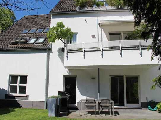 Traumhaftes, modernes Haus im Haus mit herrlichem Garten in hervorragender Lage