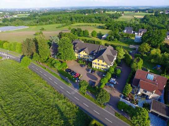 **Wohnen im Grünen! Großzügige 2,5 Zimmer-Wohnung mit traumhaftem Balkon! **