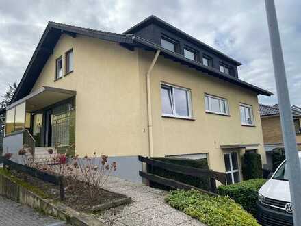 Wachtberg-Berkum, Mehrfamilienwohnhaus mit 3 Wohnungen, Wintergarten u. Garage