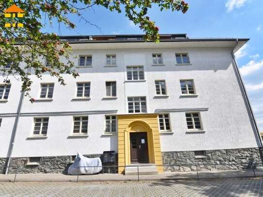 *Traumhafte Dachgeschosswohnung mit Terrasse und Stellplatz*