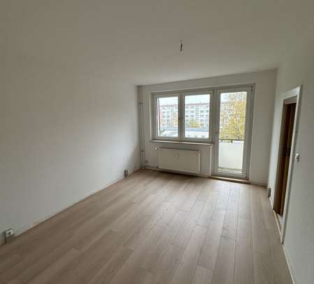 schöne 2-Zimmer-Wohnung mit Balkon, Laminat und Badewanne