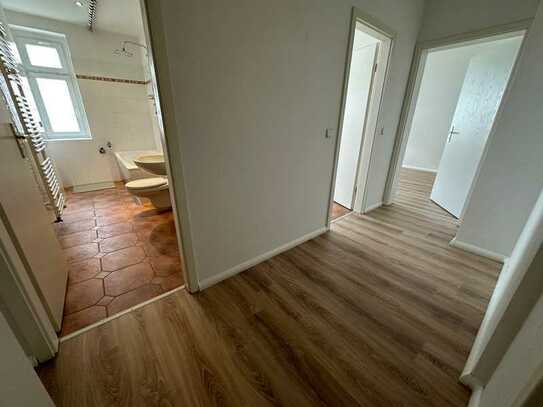 Laminat / 2. OG / Lift / Bad mit Wanne + Fenster / frei ab Sofort