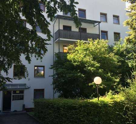 Passau-Zentrum, komplett möbliertes Studentenappartement, direkt am Klostergarten mit Balkon