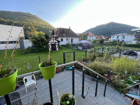 *Familien aufgepasst! Moderne 4-Zimmer-Erdgeschosswohnung mit Terrasse und eigenem Garten*