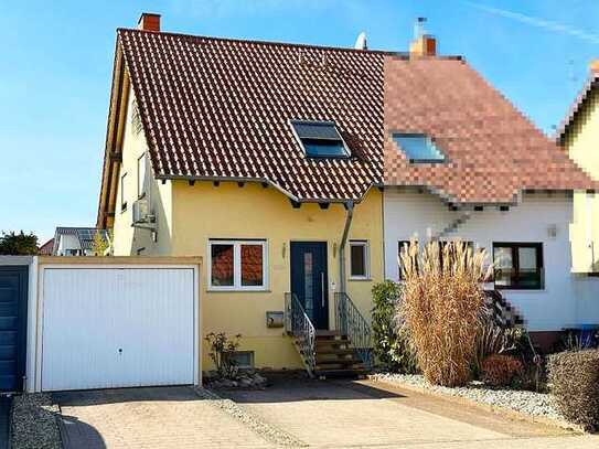 Familienglück im neuen Zuhause! Freundliche DHH mit schönem Garten, Terrasse u. Platz für die Famili