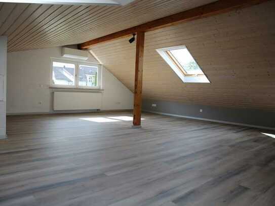 helle loftartige Dachgeschosswohnung mit Küche+ Klimaanlage
