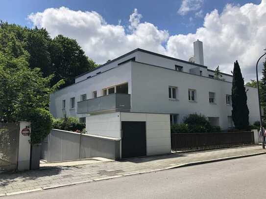 Helle, geräumige und moderne 2-Zimmer-Wohnung mit Einbauküche und Balkon in Harlaching, München