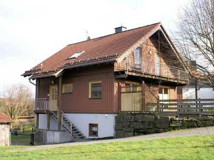 Viel Platz im Haus und Garten - ideal für die große Familie: Hochwertiges Holzblockhaus Nähe N