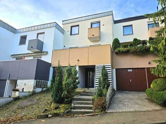 IDYLLISCHES FAMILIENPARADIES: Gepflegtes Reihenmittelhaus mit 3 Balkonen, Garten und Garage.