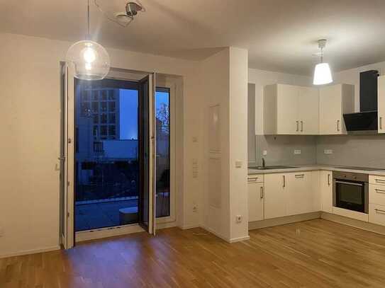 Geschmackvolle, sanierte 2-Zimmer-Wohnung mit Balkon und Einbauküche in Frankfurt am Main