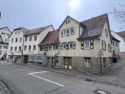 Historisches Wohn- und Geschäftshaus mit älterem Haus