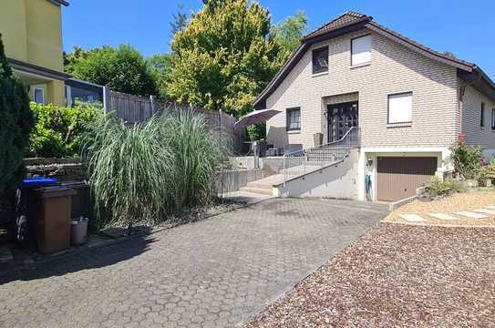 Freistehendes Einfamilienhaus mit Pool in Bergisch Gladbach