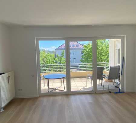 Sofort bezugsfertig: Altersgerechte, helle und frisch renovierte 2-Zimmer-Wohnung mit Balkon und EBK