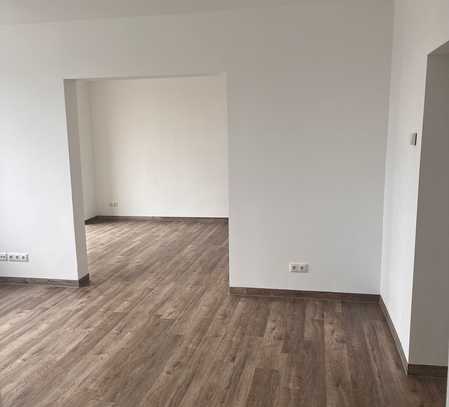 Seltenheit! 5 Zimmer Wohnung mit Balkon.