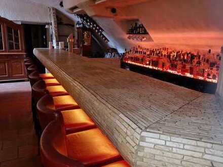 Coole Cocktailbar oder Weinkeller im Herzen von Bad Vilbel nahe dem alten Rathaus.