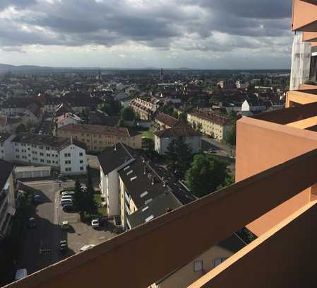 Helle Wohnung mit zweieinhalb Zimmern, Balkon und Einbauküche in Schwetzingen