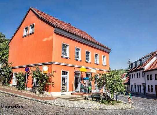 Wohn-/Geschäftshaus und Carportanlage