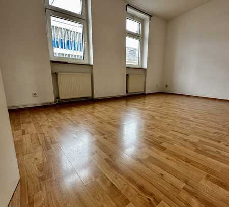 Helle 2-Zimmer-Wohnung mit EBK ab sofort frei!