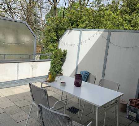 Möblierte 1-Zimmer-Terrassenwohnung mit 2 Balk. und Einbauküche in München Berg am Laim (6Monate)