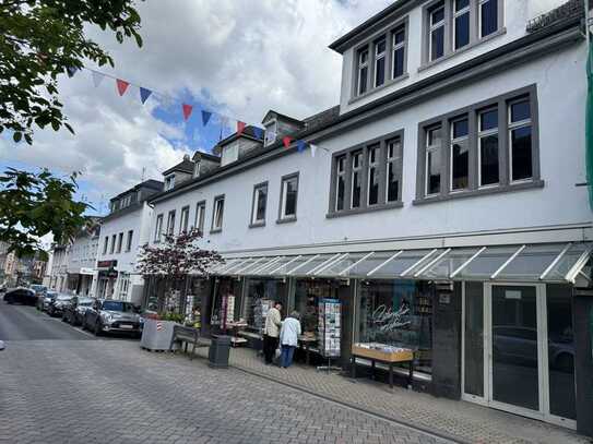 Zentrale Gewerbeeinheit mit Schaufenster und viel Lagerfläche