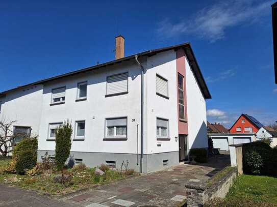 Freistehendes Zweifamilienhaus mit Doppelgarage in guter Lage in Forst!