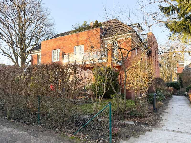 Volksdorf-Teichwiesen: Elegante 3-Zimmer-Wohnung mit Kamin, herrlicher Dachterrasse u. TG-Stellplatz