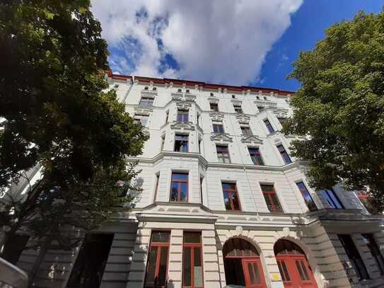 Helle Dachgeschosswohnung mit Aufzug - Tageslichtbad mit Dusche und moderne Einbauküche