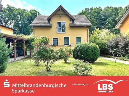 Villa mit moderner Architektur für luxuriöses Wohnen