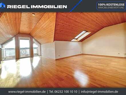 Sie hier? Wir auch! Feldrandlage, gut geschnittene lichtdurchflutete Wohnung im DG mit Balkon