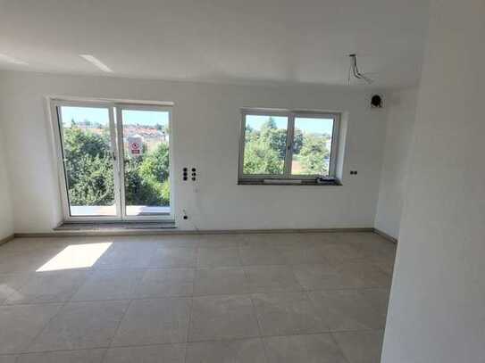 Neubau-Erstbezug: 2-geschossige 5-Zi.-Wohnung (EG+Souterrain) mit XXL-Terrasse, gr. Garten und EBK