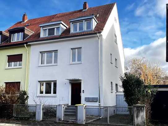 Stilvolles Dreifamilienhaus in erstklassiger und sehr gesuchter Wohnlage mit bebaubaren Gartenbereic