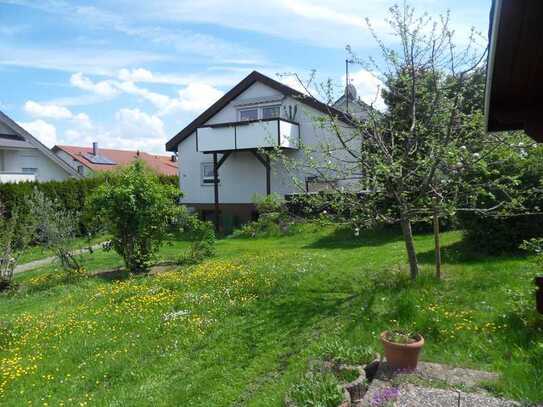 Freistehendes Haus mit Dachgeschoßwohnung, und großem Garten