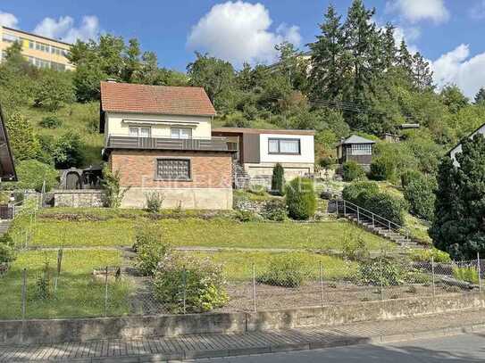 Solides Wohnhaus mit Potenzial in Aussichtslage der Stadt