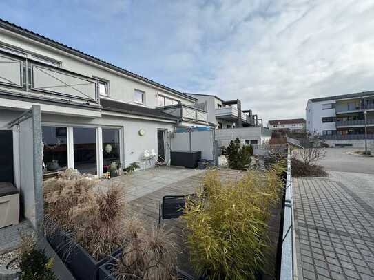 Attraktive und neuwertige 3-Zimmer-Erdgeschosswohnung mit Burgblick !