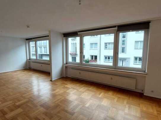 Renovierte 3-Zimmer Wohnung mit EBK, Balkon und großzügigem Wohn-/ Essbereich in Oberkassel