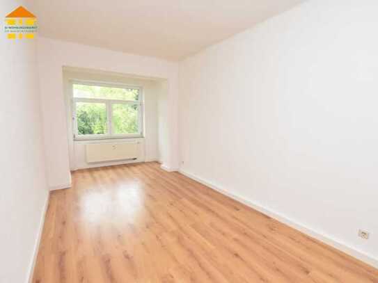 Helle 2-Raum-Wohnung mit modernen Laminat und Tageslichtbad sucht neue Mieter!