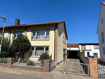 Platz für die ganze Familie - Lichtdurchflutete Doppelhaushälfte mit toll angelegtem Garten!