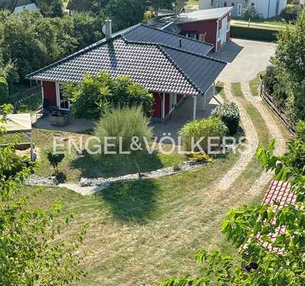 Einfamilienhaus im Bungalowstil mit großem Grundstück