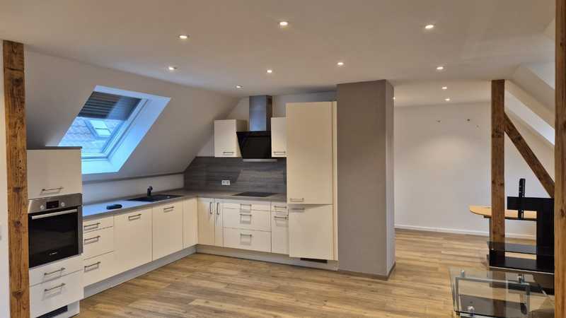                                                               Helle Dachgeschosswohnung: Zwei Zimmer mit Stil in Wiesbaden-Erbenheim                                                       in Erbenheim (Wiesbaden)