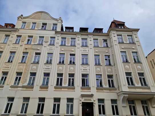 vermietete Wohnung als Kapitalanlage mit Balkon und Laminatboden