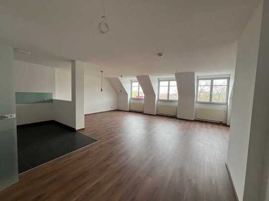 Helle 4-Raum Etagenwohnung im Dachgeschoss mit offener Küche !!