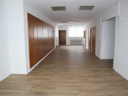 Renoviertes Ladenlokal / Büro seitlich der Steeler Straße!