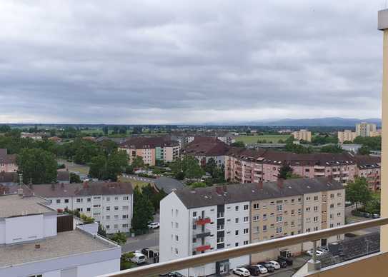 Freundliche und helle 2-Zimmer-Wohnung mit Einbauküche und großem Balkon