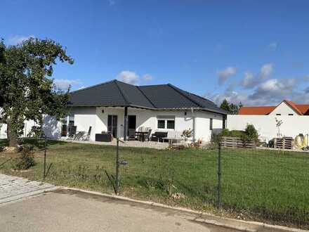 Neuwertiger Winkelbungalow KFW 40 im Weinort Weigenheim