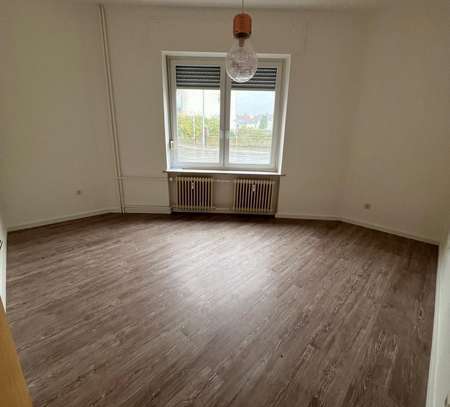 Schöne,gemütliche, frisch renovierte 2 Zimmer Wohnung mit neuer Küche, Stadtzentral , bezugsfertig