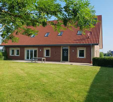 Modernes, großzügiges Wohnhaus im Außenbereich mit Gerwerbeeinheit! Miete p. a. soll 45.000,- €