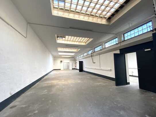 Großzügige Lager- und Produktions- oder Werkhalle mit Büro und Showroom in Köln Dellbrück