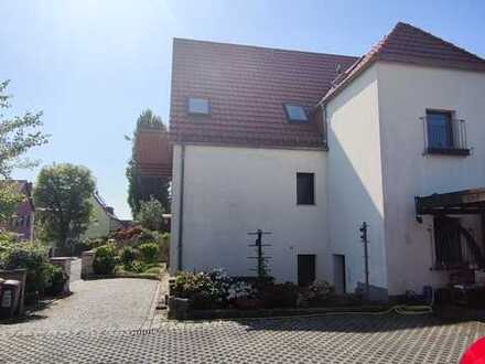Mehrfamilienhaus mit Wintergarten, Carport und Gartennutzung und neuer Heizung